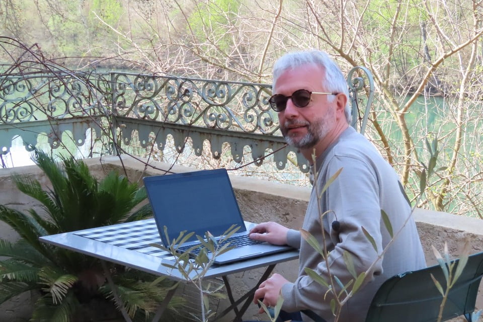 Filip_Bastien_aan_de_computer, Het Nieuwsblad © ggh