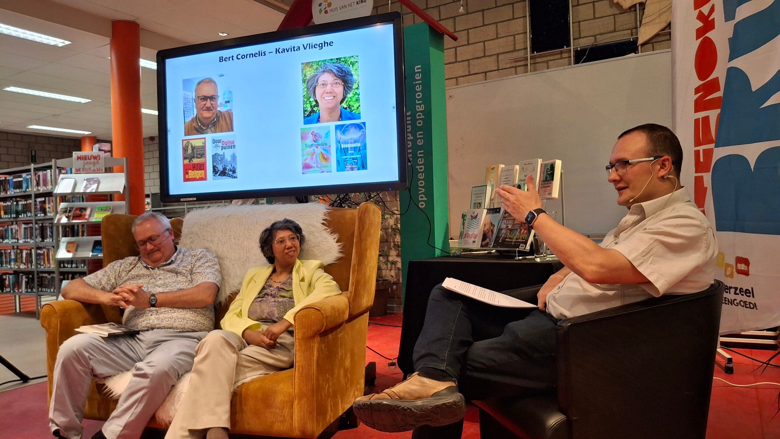 Kavita Vlieghe & Bert Cornelis in de sofa van Woordenwevers Steenokkerzeel 2025