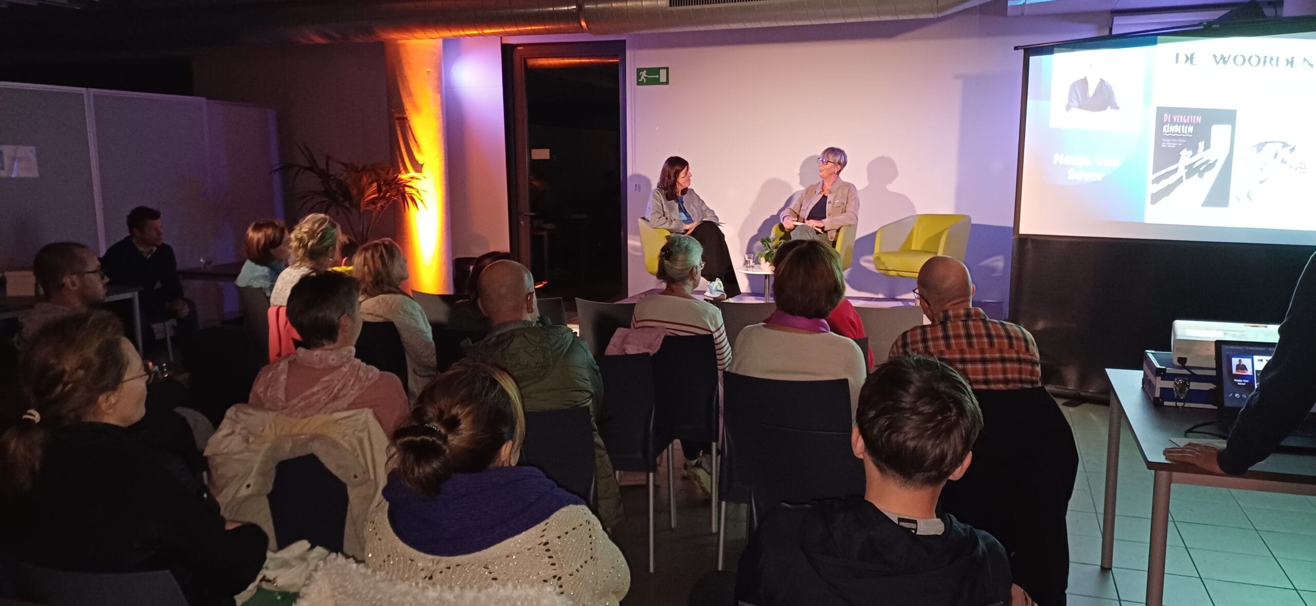 Kelly Van Ouytsel & Nadja Van Sever in de sofa van Woordenwevers Tervuren 2025