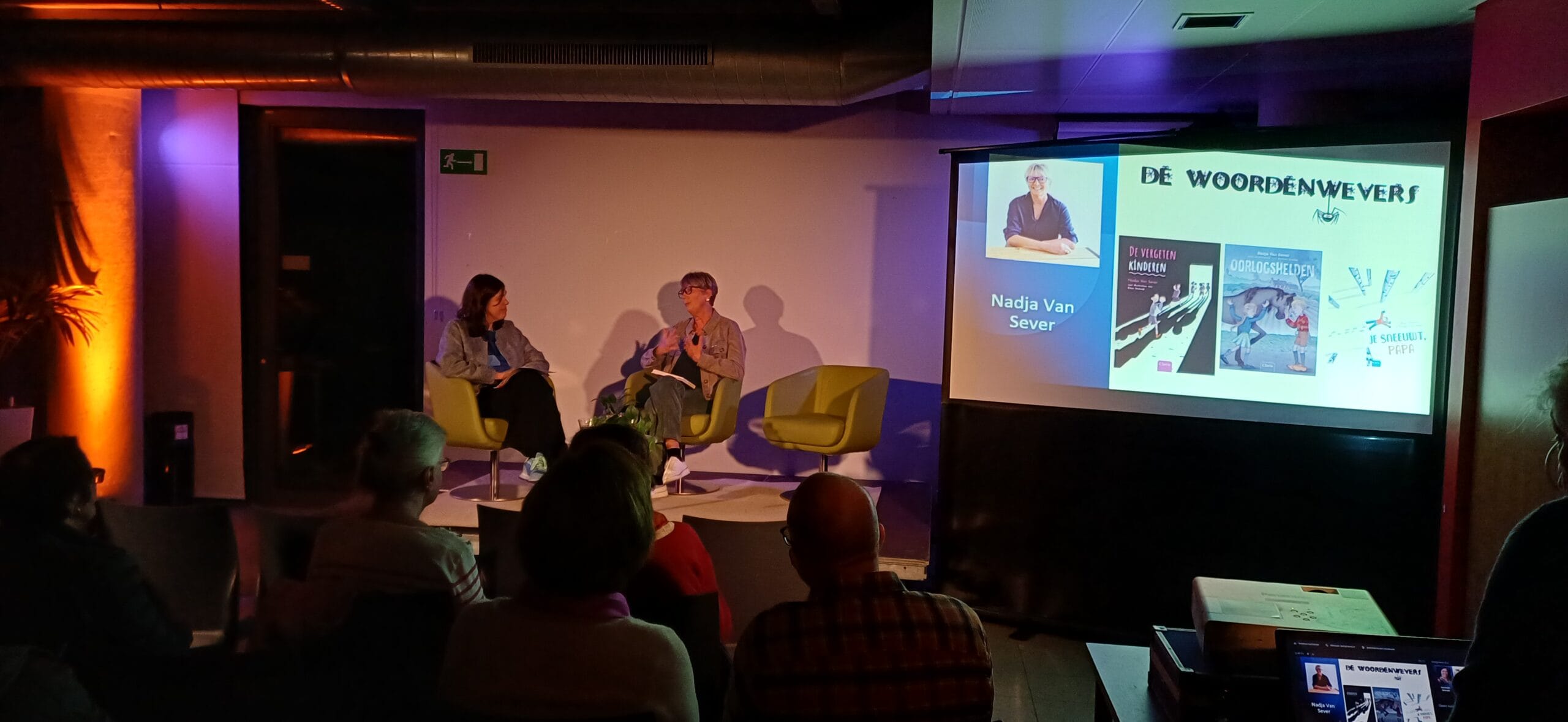 Kelly Van Ouytsel & Nadja Van Sever in de sofa van Woordenwevers Tervuren 2025